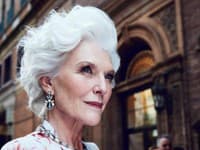 Maye  Musk  sa na svojom Instagrame pochválila sériou čiernobielych fotografií z natáčania pre magazín SI Swimsuit. 