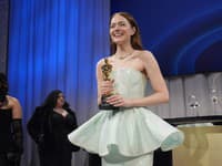 Emma Stone sa predviedla v róbe, ktorá vynikala atypickým strihom