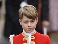 Princ George je vlastne posadnutý políciou, autami hračkami a všetkým policajným rovnako ako kedysi jeho otec, princ William. 