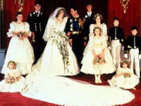 Kto by si nepamätal neskutočne nadýchané, bohato zdobené svadobné šaty s dlhou vlečkou princeznej Diany z roku 1981? 