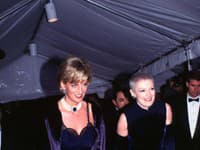 Na METGALA prišla princezná Diana v spoločnosti Liz Tilberis, ktorá vystriedala Annu Wintour na poste šéfredaktorky britského Vogue. 