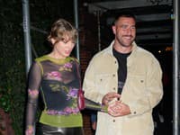 Váhy a Strelec, to sú znamenia, v ktorých sa narodili títo  dvaja slávni ľudia, Taylor Swift a jej aktuálny priateľ Travis Kelce. 
