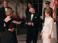 Banket usporadúval vtedajší prezident Ronald Reagan so svojou manželkou, Nancy. Princ Charles a Diana boli pozvaní. 