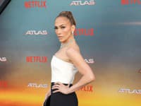 Speváčka a herečka J Lo prišla na ďalšiu premiéru svojho nového filmu Atlas sama, bez manžela Bena Afflecka. 