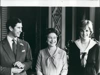 Rada kráľovnej Alžbety II. princeznej Diane na balkóne Buckinghamského paláca: A čo mal povedať Charles svojej neveste pri oltári? 