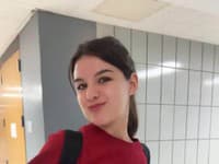 Suri má na sebe červený sveter Carnegie Mellon University, takže vieme, kde sa rozhodla študovať. 
