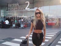 Travel in style: Outfity na cestovanie, v ktorých budete mať štýl, aj keď si obujete tenisky