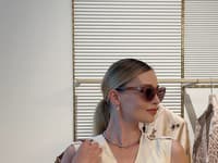 Mária a jej výber letných šiat s dvojradovým zapínaním