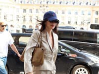 Kendall Jenner zakomponovala pánske prvky do zdanlivo ženského stylingu