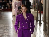 Make-up trendy priamo z prehliadkových mól: Líčenie na jeseň/zima 2024 vo farbách ružovej, fialovej a perlete