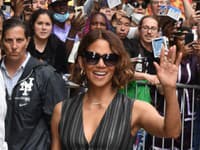 Vo svojich 58-ich rokoch na tento vek Halle Berry rozhodne nevyzerá a stále vie byť dievčensky nežná, ale aj sexi hriešna. 