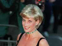 Princezná Diana si totiž na udalosť roka akou bolo Met Gala, v roku 1996 vybrala čierne slipové šaty práve z dielne Dior. 