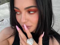 Kylie zachovala svoj typický vzhľad, no všetku pozornosť tentoraz sústredila na žiarivo oranžové očné viečka. 