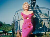 Marilyn sa ocitla v Londýne pri nakrúcaní filmu Princ a predvádzačka, keď bola pozvaná na Royal Command Performance. 
