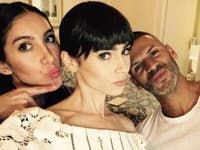 Hairstylistka Jen Atkin, ktorá sa stará o vlasy Lily Collins, či Hailey Bieber prezradila ako dosiahnuť dokonalú korunu krásy
