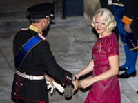 Mette-Marit nepridal na obľube ani fakt, že s princom spolu žili pred sobášom v hriechu, čo veľmi kritizovala aj nórska luteránska cirkev. 
