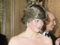 Odvážnou volánovou róbou Diana porušila nevyslovené pravidlo kráľovského protokolu večerného oblečenia. 