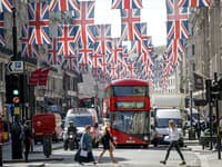 Získať povolenie pre natáčane na Regent Street v Londýne sa podarilo práve vďaka kontaktom Robbieho Williamsa s kráľovskou rodinou. 