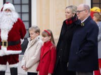 Princ Albert, princezná Charlene a ich dve desaťročné dvojičky vymenili zvyčajný lesk a glam za obyčajnosť. 
