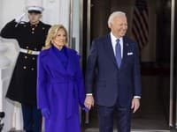 Dosluhujúci prezident USA Joe Biden s manželkou Jill Biden