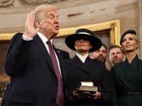Donald Trump pri skladaní prísahy