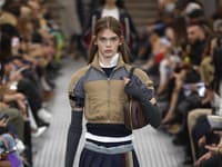 Retro oválna kabelka s uchami sa objavila na prehliadkových mólach sezóny jar/leto 2025