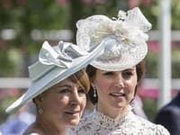 Carole Middleton bola podľa magazínu Marie Claire niekoľkokrát videná v oblečení, ktoré nosili jej dcéry a naopak. 