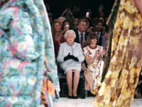 Ocenenie dostala Anna Wintour saj od zosnulej kráľovnej Alžbety II., vedľa ktorej sedela aj na London Fashion Week 2018. 