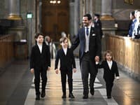Krátko po prepustení zo štokholmskej nemocnice Danderyd zašiel princ Carl Philip so svojimi tromi synmi do kostola na omšu