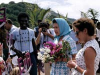 Ostrov Mustique navštívila aj sama kráľovná Alžbeta II. a to práve v sprievode svojej sestry, princeznej Margaret. 