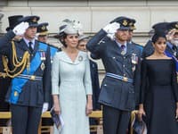 Od svadieb, cez Royal Ascot až po veľkonočné či vianočné bohoslužby, klobúky nesmú  chýbať na hlavách nielen členiek kráľovskej rodiny. 