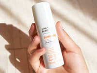 Vodeodolné zloženie opaľovacieho anti-aging krému SUN DNA-Protect zabezpečuje dlhodobú ochranu aj počas pobytu vo vode.