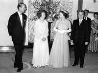 Ceaușescu a jeho manželka Elena sa síce dočkali od kráľovnej Alžbety II. pompéznosti slávnostného kráľovského privítania, ale neboli vítaní. 