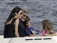 Amal Clooney prezradila, prečo berie svojim návštevám mobily z rúk hneď po príchode k nim domov. 