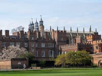 Eton College je stredná škola, na ktorú chodil aj princ William aj jeho brat, princ Harry. 