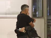 Paparazzi prichytili Casha Warrena, ešte stále manžela Jessici Alby, ako objíma, drží za ruky a bozkáva len 25-ročnú modelku, Hanu Sun Doerr. 
