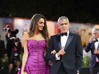 Advokátka Amal Clooney v 30-ročnej róbe Jean Louis Scherrer po boku manžela, herca Georga Clooneyho