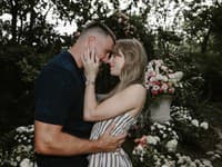 Konečne sa deje to, na čo čakal celý Hollywood: Taylor Swift a Travis Kelce sa zasnúbili. 