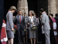 Vo svojich memoároch nazýva Juan Carlos Dianu chladnou a mlčanlivou.  