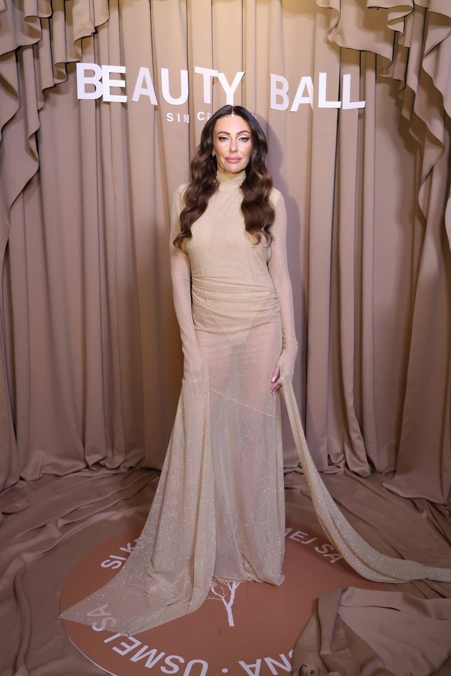 Beauty Ball 2026: Hostiteľka Alena Pallová zažiarila v bielej róbe, dokonalí  manželia Gáboríkovci či Mária Čírová - galéria | Feminity.sk