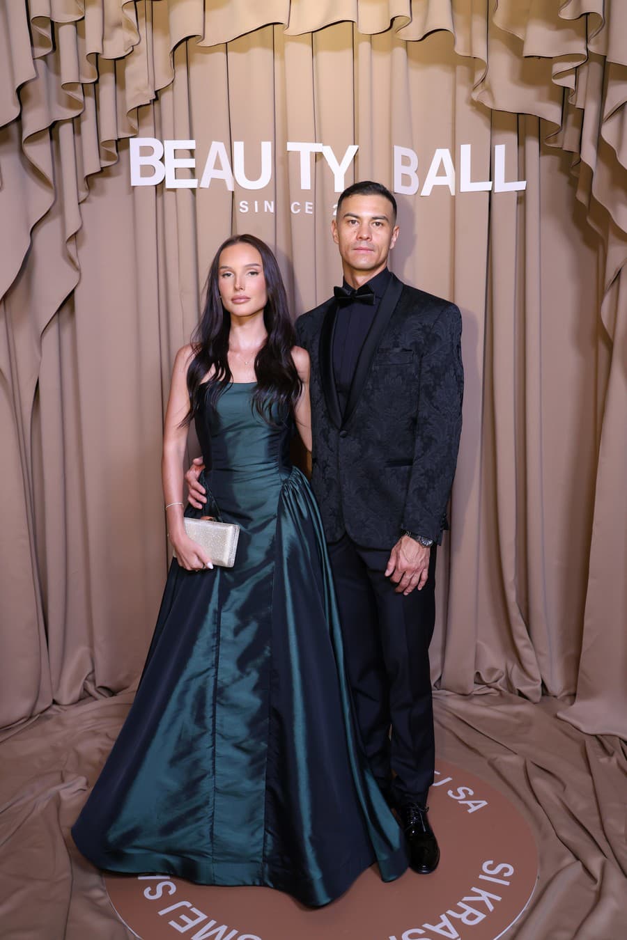 Beauty Ball 2026: Hostiteľka Alena Pallová zažiarila v bielej róbe, dokonalí  manželia Gáboríkovci či Mária Čírová - galéria | Feminity.sk