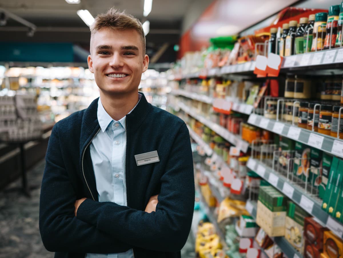 Мерчендайзер. Покупатель в магазине на кассе. Наемный работник. Продавец. Кассир в магазине.