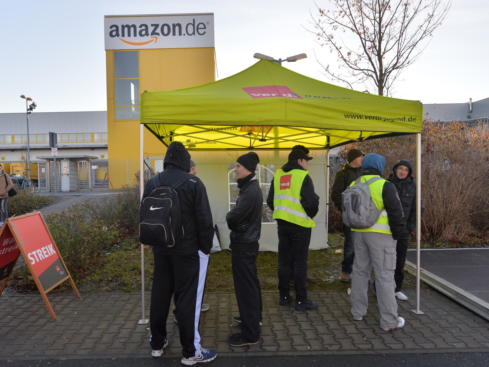 Nemeckí zamestnanci Amazonu štrajkujú