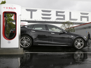 Elon Musk spúšťa prevádzku