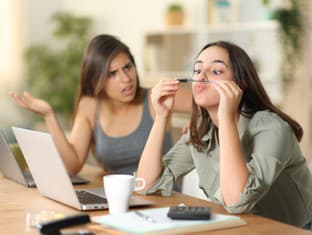 Čo robiť, keď kolega v tíme iba “sedí na voze” a neprispieva