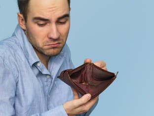 Nevyplatil vám zamestnávateľ mzdu? Takto sa k svojim peniazom dostanete aj bez súdu