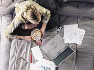 Tichá daň za prácu z domu: Prečo ľudia na trvalom home office zažívajú väčšiu osamelosť a pomalší kariérny rast?