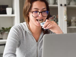 Zdravé snacky do vrecka: Čo si zahryznúť počas 5-minútovej pauzy, keď nestíhate obed?