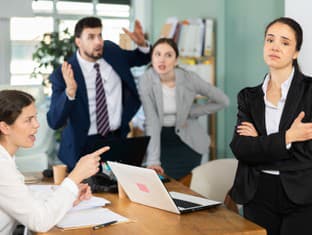Hranice na pracovisku: Ako odpovedať na 5 najčastejších toxických poznámok