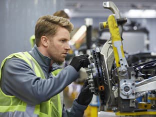 Automobilový priemysel čaká zmena. Tieto profesie môžu miznúť, po iných bude dopyt rásť